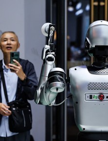 Mỹ vừa cấm cửa robot Trung Quốc được ba tuần, hãng robot lớn nhất nước này đã lên sàn và kiếm được 50 tỷ USD chỉ trong một ngày