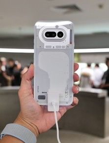 Nothing chính thức chào thị trường Việt Nam với 2 điện thoại và tai nghe "chẳng giống ai"