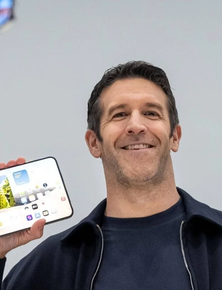 Tại sao CEO John Ternus là người giới thiệu iPhone Duo? Bằng sáng chế 15 năm trước hé lộ nguyên nhân