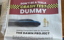 Mua nguyên trang quảng cáo trên New York Times, vị giám đốc cáo buộc Tesla đối đãi người dùng như “hình nhân thử va đập”