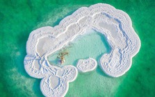 Ở giữa Biển Chết có một hòn đảo trắng tinh như tuyết, chứa đựng một điều diệu kỳ khiến cả thế giới ngỡ ngàng