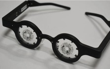 Chiếc kính này có thể ngăn chặn và đảo ngược chứng cận thị