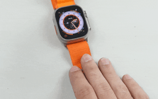 YouTuber dùng búa thử độ bền Apple Watch Ultra: mặt bàn hỏng trước cả đồng hồ