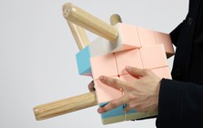 Ghế Rubik lạ đời, muốn ngồi phải giải đố