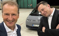 Elon Musk ngồi cùng xe với CEO Volkswagen, trực tiếp lái thử sản phẩm của đối thủ và đưa nhận xét công tâm
