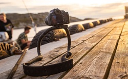 Chiếc dây đeo máy ảnh 'kì quái' này có thể biến thành chân tripod để những buổi đi chụp của bạn trở nên nhẹ nhàng hơn