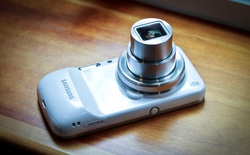 Nhìn lại Galaxy S4 Zoom: Nửa điện thoại, nửa máy ảnh, cộng lại thành thất bại