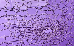 Đây là bộ trò chơi ghép hình trong suốt khó không tưởng, chẳng khác nào ngồi dán keo cửa kính bị vỡ