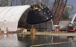 Xem cách NASA thả tàu vũ trụ Orion xuống bể nước lớn để kiểm tra khả năng va chạm khi hạ cánh