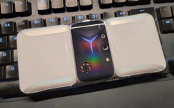 Smartphone chơi game Lenovo Legion 2 Pro lộ ảnh thực tế: Thiết kế khác biệt, quạt tản nhiệt lộ thiên, camera selfie ở cạnh bên
