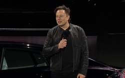 Elon Musk ấp úng khoe chiếc xe điện tuyệt nhất Tesla đang có: một cục pin dự phòng/thiết bị giải trí/máy đọc suy nghĩ biết chạy cực nhanh