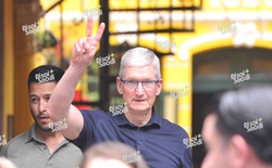 HOT: Những hình ảnh đầu tiên của CEO Apple Tim Cook tại Việt Nam - rời khách sạn 5 sao, đi cafe phố cổ