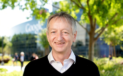 'Cha đẻ của AI’ dự báo 2 công việc có thể bị AI thay thế trong 2 năm tới