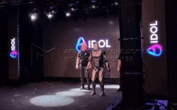 Nga bất ngờ ra mắt robot hình người: Loạng choạng bước đi rồi ngã trên sân khấu