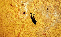 Bức ảnh "Người rơi trên Mặt trời" đang gây sốt khắp cõi mạng được chụp như thế nào?