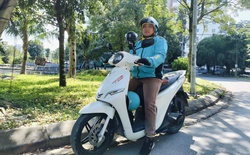 Chuyển từ xe xăng sang VinFast Feliz S chạy Xanh SM Bike, nữ tài xế chia sẻ: ‘Xe điện khỏe người, nếu làm chăm chỉ có thể kiếm 30 triệu/tháng’