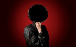 Một nhà vật lý đã tính toán những gì sẽ xảy ra nếu một lỗ đen nhỏ đi qua cơ thể bạn