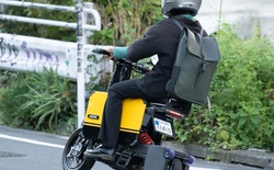 Chiếc xe máy điện gấp gọn như vali đang gây sốt: Nhỏ mà có võ