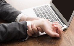 Căn bệnh thầm lặng khiến hàng triệu dân công sở chủ quan: Tê tay chỉ là dấu hiệu đầu tiên