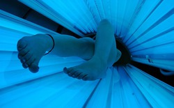 Báo động đỏ: Giường tắm nắng gây đột biến DNA toàn diện và tăng gấp ba nguy cơ ung thư