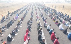 8.000 người ngồi trên đường băng làm bài thi, giám thị dùng UAV chống gian lận