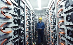 Muốn hạ Trung Quốc nhưng chính "vũ khí" đang dùng lại là của Trung Quốc sản xuất: Một quốc gia bất lực