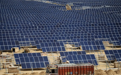 Quốc gia sản xuất pin mặt trời top 3 thế giới ‘vỡ mộng’, sắp 'chìm' trong núi pin thải 600.000 tấn từ mái nhà đến sa mạc