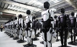 Trung Quốc ra mắt dịch vụ cho thuê robot hình người để làm việc, kể cả ma chay cưới hỏi...