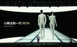 CEO hãng xe Trung Quốc ra lệnh 'cắt chân' robot ngay trên sân khấu để chứng minh không có người bên trong