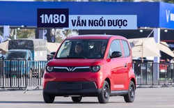 Đừng để ngoại hình đánh lừa, VinFast Minio Green có thể 'cân' được người cao 1m80 như thế này đây!