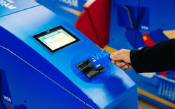Metro Cát Linh - Hà Đông cho phép "chạm thẻ" Visa qua cổng soát vé