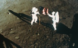 Tại sao các phi hành gia trong sứ mệnh Artemis lên Mặt Trăng của NASA cần những đôi giày tốt hơn?