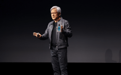 Jensen Huang phản pháo sau cú sốc NVIDIA mất 600 tỷ USD vì DeepSeek: “GPU của chúng tôi đắt, nhưng là ‘máy in tiền’ của AI”