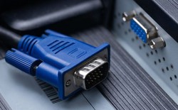 Tại sao đến năm 2025, vẫn có người dùng đĩa mềm, máy nhắn tin hay cổng VGA?