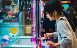 Máy gắp thú hóa ra là "trò lừa thế kỷ": Bảo sao chúng ta tốn nhiều tiền mà gắp mãi không được con nào
