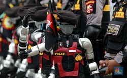 Indonesia ra quân robot cảnh sát nhưng vẫn cần người thật đứng gần điều khiển