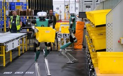 Robot tự hành tại các kho hàng Amazon sắp nhiều bằng con người