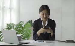 Biết là lừa đảo nhưng vẫn dùng, cô gái đợi tài khoản mất triệu đồng mới báo cảnh sát thì được khen nhanh trí