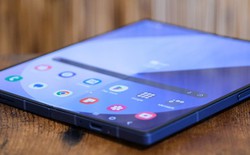 iPhone gập lộ diện: Thiết kế giống Samsung, màn hình không nếp gấp và viền titan