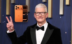 CEO Tim Cook rút iPhone 17 Pro Max Cam Vũ trụ khoe ngay trên thảm đỏ Emmy: "16 dùng vẫn tốt, nhưng 17 là phải có"
