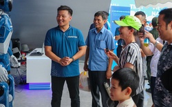 "Cười ra nước mắt" với robot hình người của Vingroup