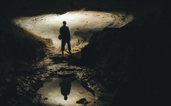 Hai tháng sống trong hang tối, nhà địa chất vô tình phát minh ra một lĩnh vực sinh học mới