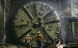 Trung Quốc tạo kỳ tích gây sốc: Máy đào hầm dài 145 mét, nặng 5.000 tấn bất ngờ mắc kẹt dưới đáy sông, được ‘giải cứu’ thành công bằng cách không ai ngờ