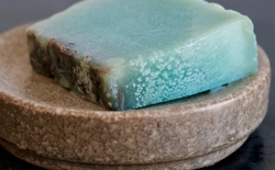 Hỏi AI: Xà phòng có tự nó nhiễm khuẩn được không?