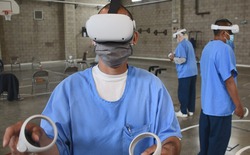 Đeo kính thực tế ảo sau song sắt, tù nhân Mỹ học cách trở lại đời sống tự do trong thế giới đã đổi thay