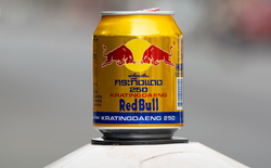 Từ cơn buồn ngủ của một doanh nhân đến đế chế tỉ đô: Sự thật ít biết về nguồn gốc “hàng Thái” của Red Bull