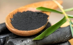 Thứ bột đen sì này xuất hiện khắp nơi: Từ làm đẹp, ăn uống tới khử mùi, rốt cuộc có gì hay?