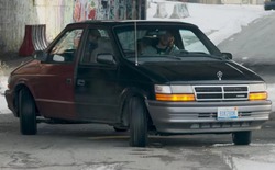 Thợ cơ khí Detroit chế tạo chiếc xe minivan hai đầu độc đáo từ hai nửa xe cũ chỉ trong ba ngày