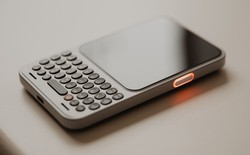 Điện thoại phím cứng như Blackberry trở lại, chạy Android, giao diện tối giản để đỡ "gây nghiện", giá cao nhưng chỉ hợp làm máy phụ