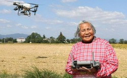 Bà ngoại 82 tuổi gây sốt mạng Trung Quốc với kỹ năng điều khiển drone nông nghiệp và bán hàng livestream